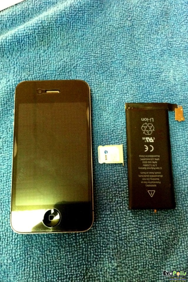 Replace-the-iphone4-4s-battery-06