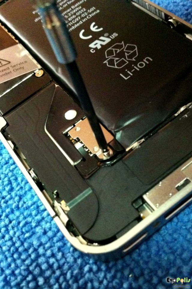 Replace-the-iphone4-4s-battery-11
