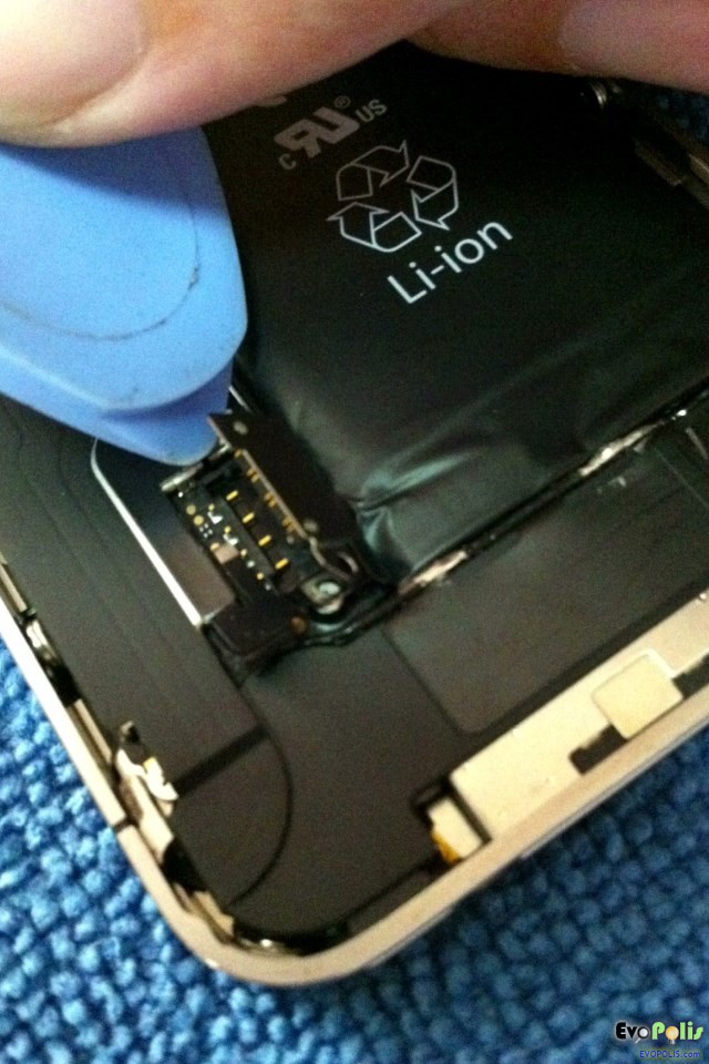 Replace-the-iphone4-4s-battery-12