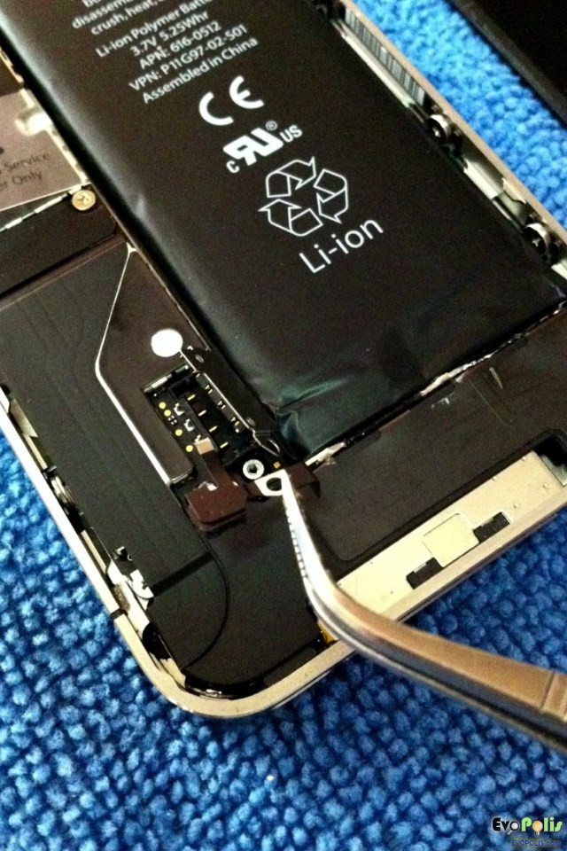 Replace-the-iphone4-4s-battery-14