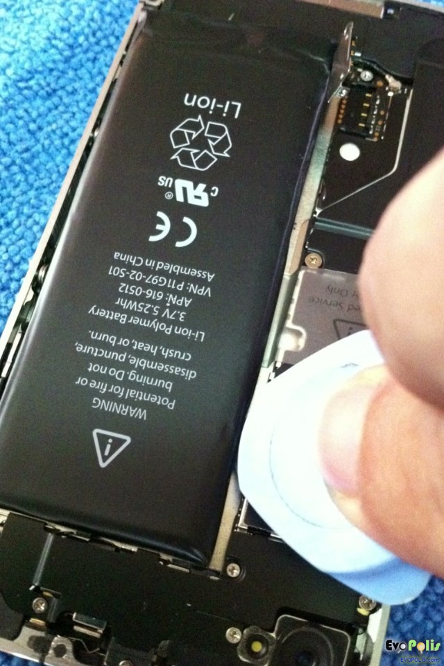 Replace-the-iphone4-4s-battery-17