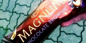 Wall’s Magnum – Chocolate Brownie – วอลล์ แม๊กนั่ม ไอศครีมแท่ง พรีเมี่ยม กลิ่นบราวนี่เคลือบช็อกโกแลต และเม็ดมะม่วงหิมพานต์